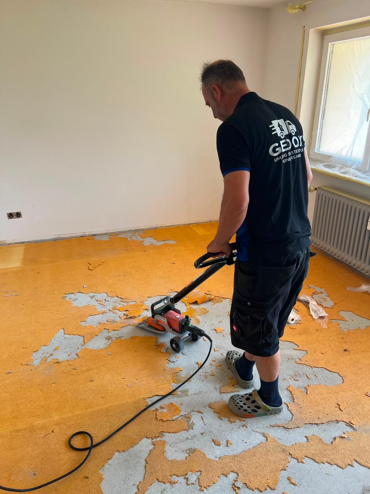 Alter Teppichboden wird mit der Maschine entfernt