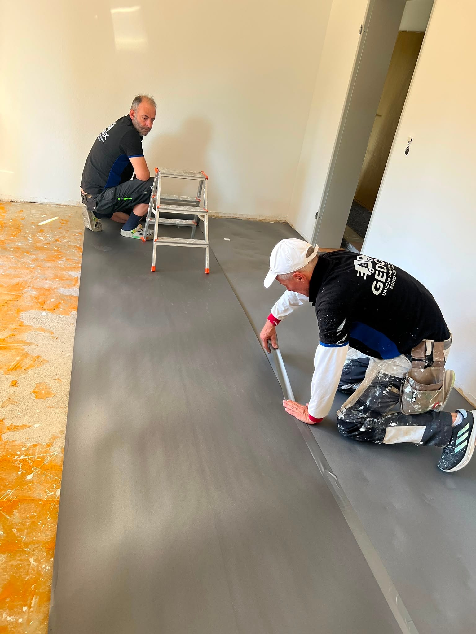 Trittschalldämmung wird vor der Laminatverlegung ausgelegt