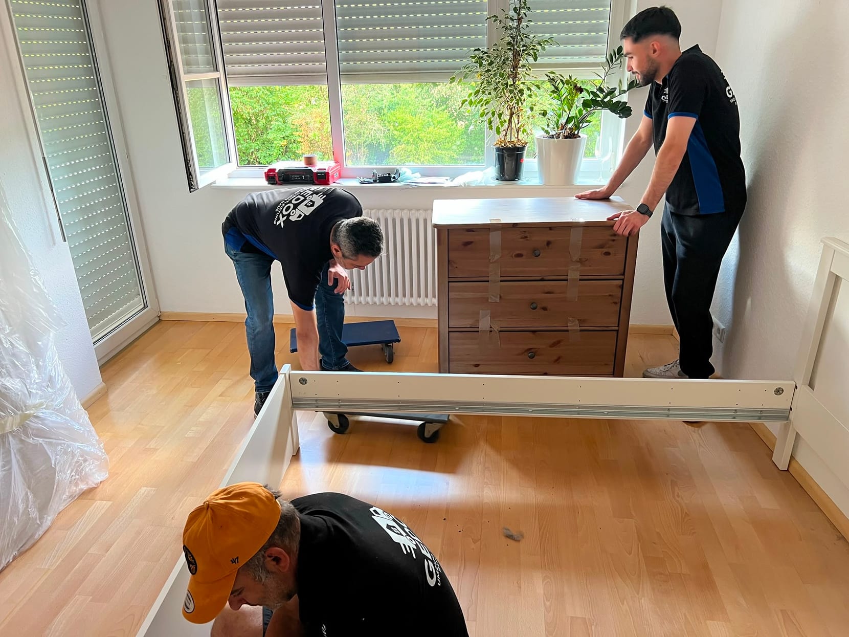 Das GEDOX-Team baut Bett und Kommode im neuen Schlafzimmer in Freiburg-Waltershofen auf