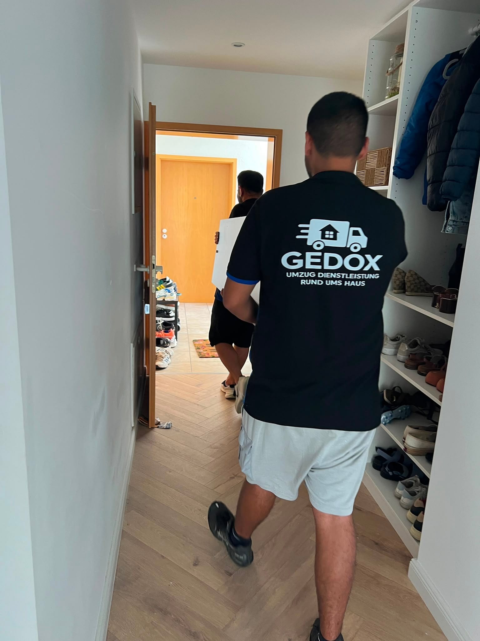 GEDOX-Mitarbeiter trägt Möbelteile in die neue Wohnung in Kollnau
