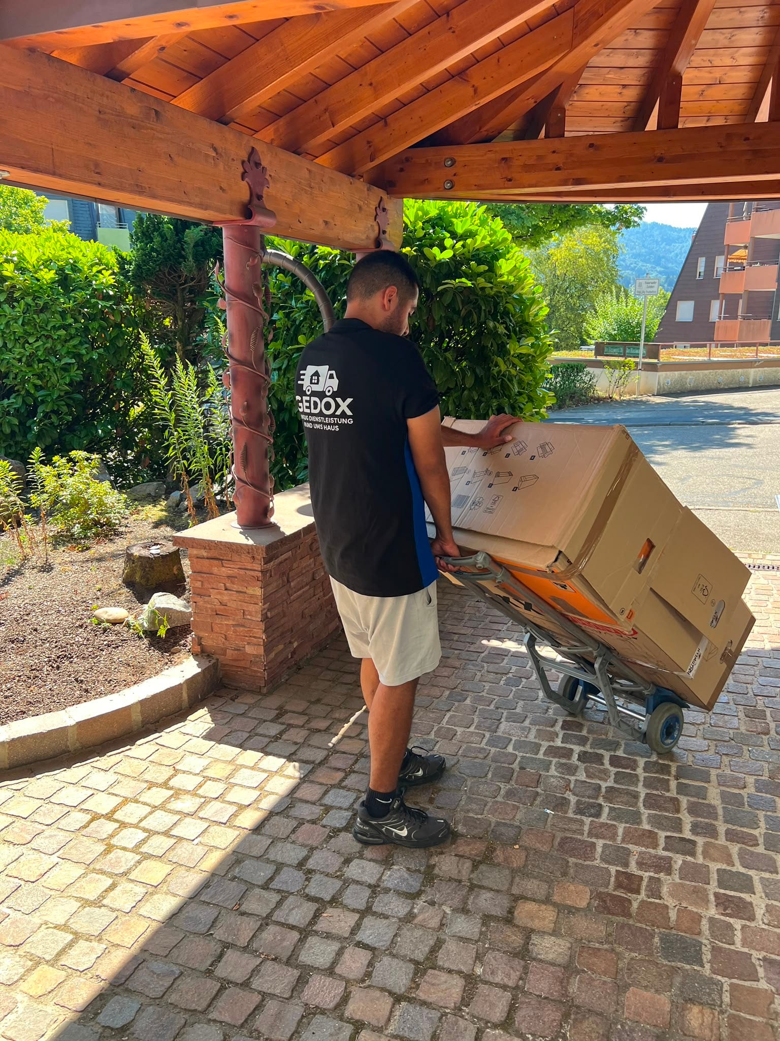 Umzugskartons werden mit der Sackkarre zum neuen Zuhause in Kollnau gebracht